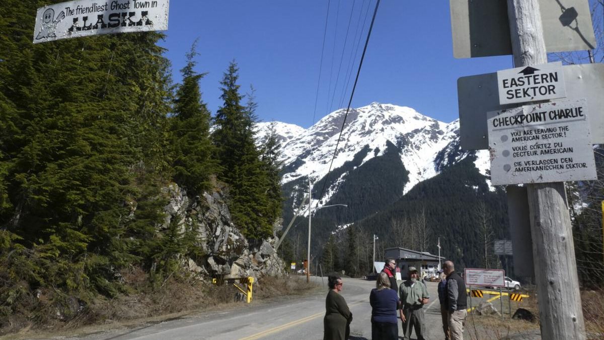 Alaska governor shares vaccine with Canada