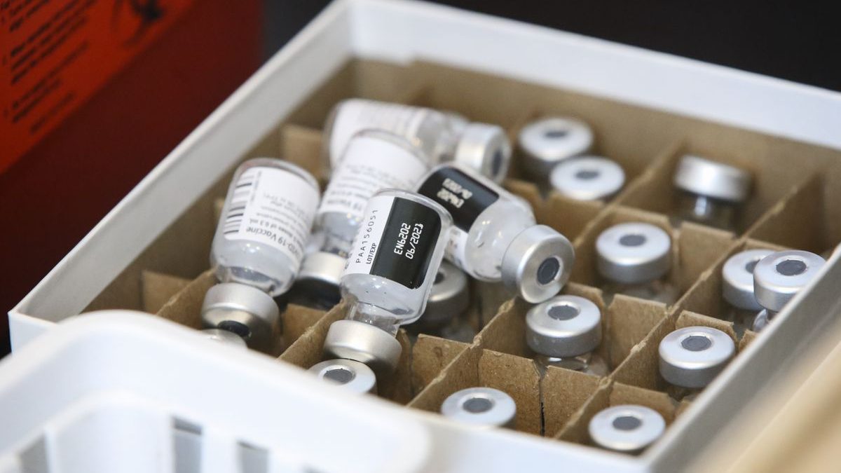 A small percentage of Alaska’s COVID-19 cases have involved fully vaccinated people. Here’s what we know so far.