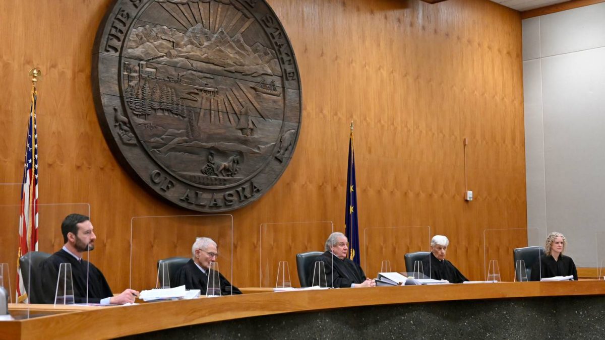 7 apply for upcoming Alaska Supreme Court vacancy