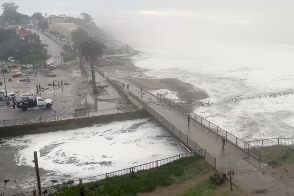 Big Waves at California’s Mavericks Beach Draw Surfers, ‘Super Stoked’ Spectators